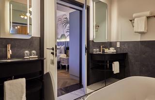  Premium Luxury Suite Bathroom