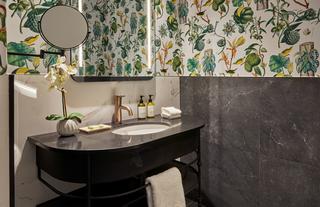 Premium Luxury Suite Bathroom