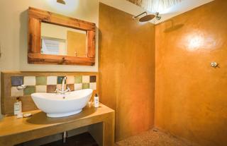 Robins Camp Acacia Chalet Bathroom 