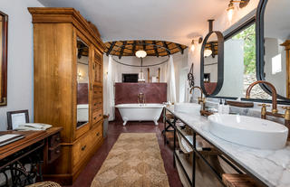 Luxury Suite Bathroom