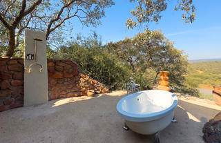 Honeymoon suite - Outside Bath and Shower