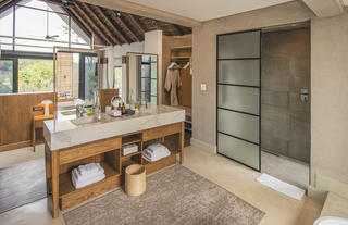 Lion Sands Ivory Lodge - Suite Bathroom