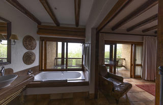 Kapama River Lodge Standard Courtyard Suite bathroom