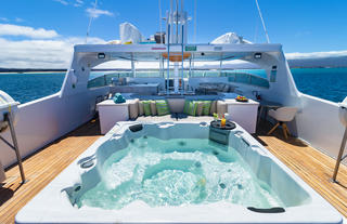 Sundeck jacuzzi
