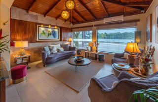 Lobby Lounge & Front Desk
