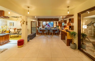 Lobby Lounge & Front Desk