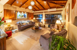 Lobby Lounge & Front Desk