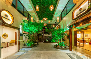 Lobby Lounge & Front Desk