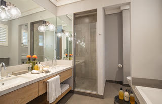 AtholPlace Hotel - bathroom of Deluxe Room