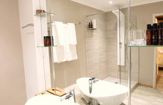 Mabula Game Lodge - Accommodation - Superior  Bathroom Portrait