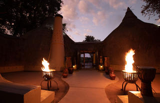 Hoyo Hoyo Safari Lodge - Entrance 2