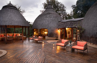 Hoyo Hoyo Safari Lodge - Lodge Exterior 1