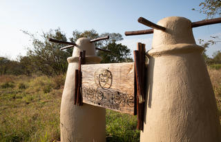 Hoyo Hoyo Safari Lodge - Welcome Sign