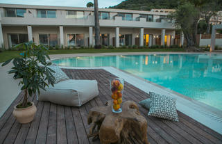 Verde Poolside Bar