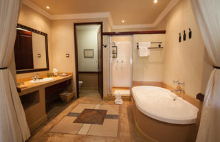 Open plan bathrooms in Safari rooms