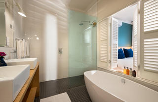 Luxury Room – en-suite bathroom