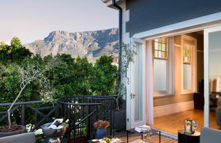 Redcliffe House – private patio with Table Mountain view