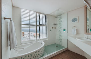 Honeymoon Suite Bathroom 
