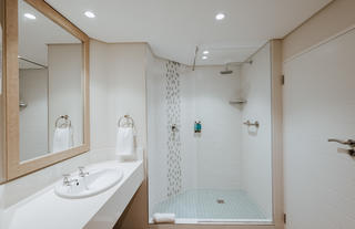 Deluxe Bathroom