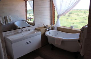 .Bagatelle Kalahari Game Ranch - Dune Chalet Bathroom with a view