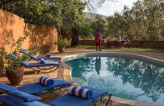 Mara Bush House - Breakfast by the pool 