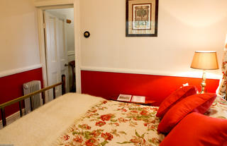 Reilly's Rock Cottage - Red Room