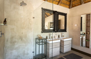 Impala Lily suite bathroom