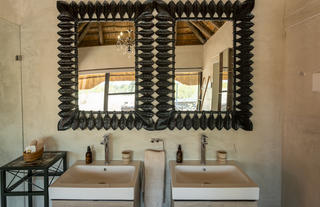 Impala Lily suite bathroom