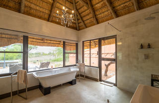 Impala Lily suite bathroom