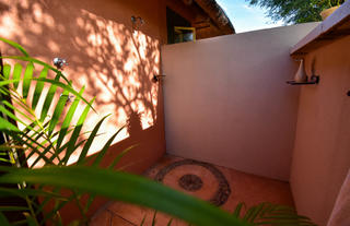 King / twin interleading room outdoor shower