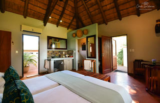 King / twin interleading room interior