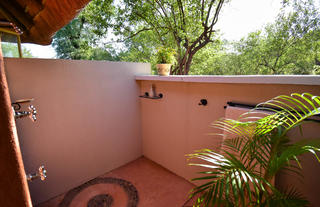 King / twin room outdoor shower