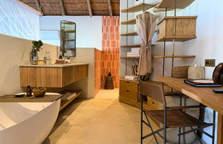 Suite bathroom