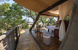 Luxurt=y tent side