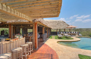 Naboisho Camp - Bar and pool area