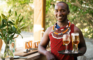 Naboisho Camp - Waiter serving drinks