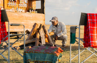 Naboisho Campp - Guide making a fire