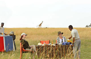 Olakira Camp - Bush breakfast with giraffes