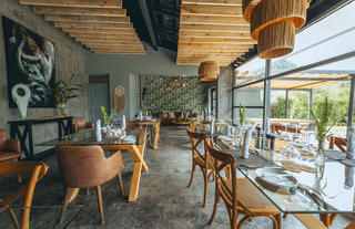 Lounge & Dining Area