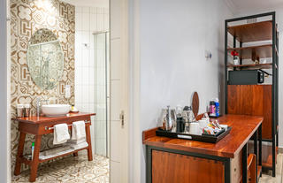 Triple Room with en suite bathroom and shower