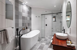 King Room en suite bathroom with slipper bath and shower