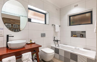 Deluxe King Patio Room en suite bathroom