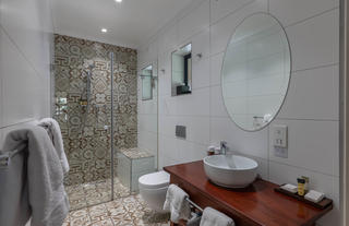 King/Twin Room Bathroom