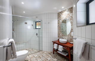 Deluxe King/Twin Room en suite bathroom
