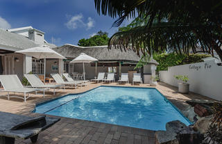 The Robberg Beach Lodge - Pool Outside Cottage Pie