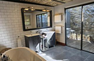 Mukwa Cottage 2 Bathroom 1