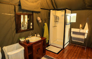 Saddlebill Tent En Suite Bathroom