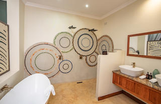 Signature Bathroom - Double shower & Bath 