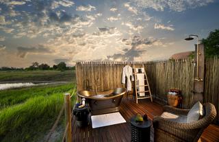 En-suite outdoor shower and bath