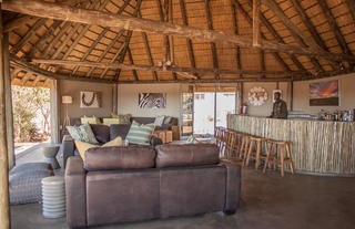 Bar & lounge area